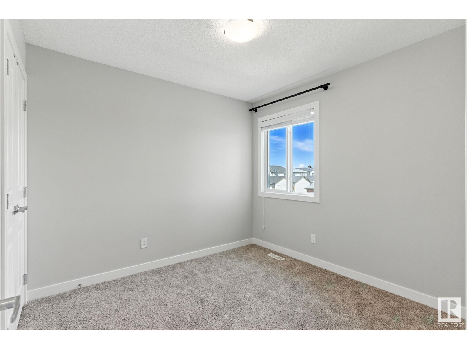 Photo 16 of 2033 Cavanagh Dr Sw, Edmonton AB