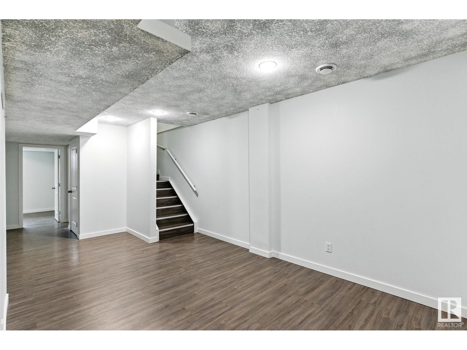 Photo 18 of 2033 Cavanagh Dr Sw, Edmonton AB