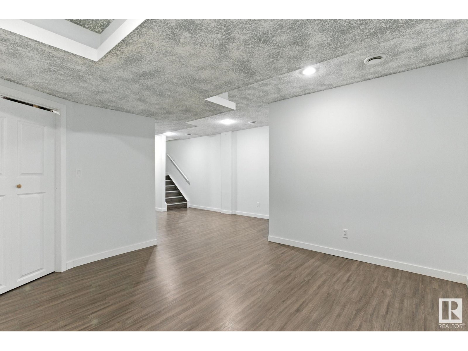 Photo 20 of 2033 Cavanagh Dr Sw, Edmonton AB