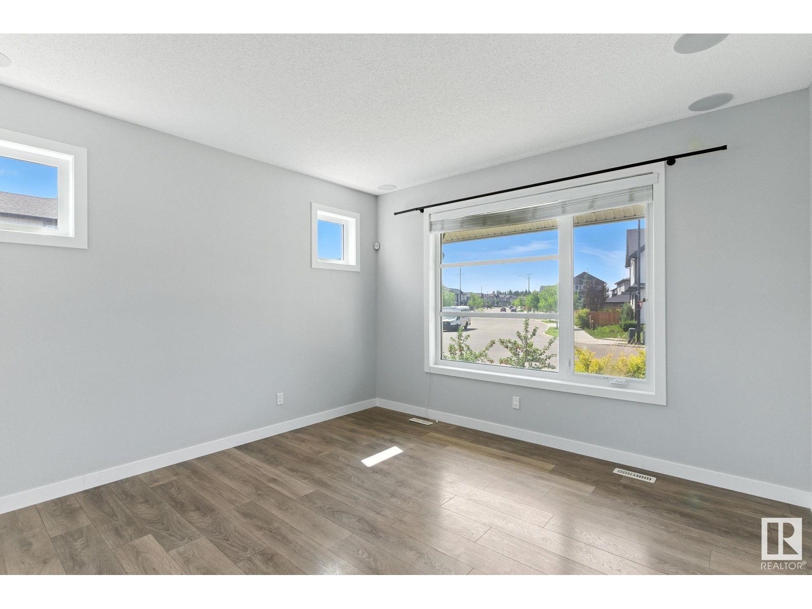Photo 3 of 2033 Cavanagh Dr Sw, Edmonton AB