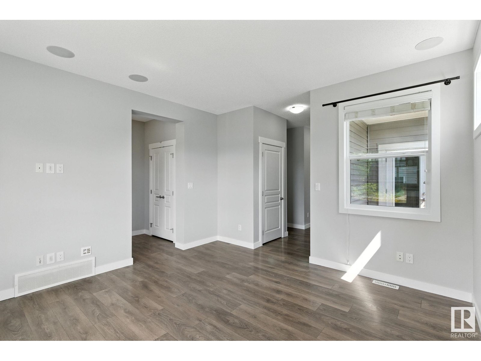 Photo 4 of 2033 Cavanagh Dr Sw, Edmonton AB
