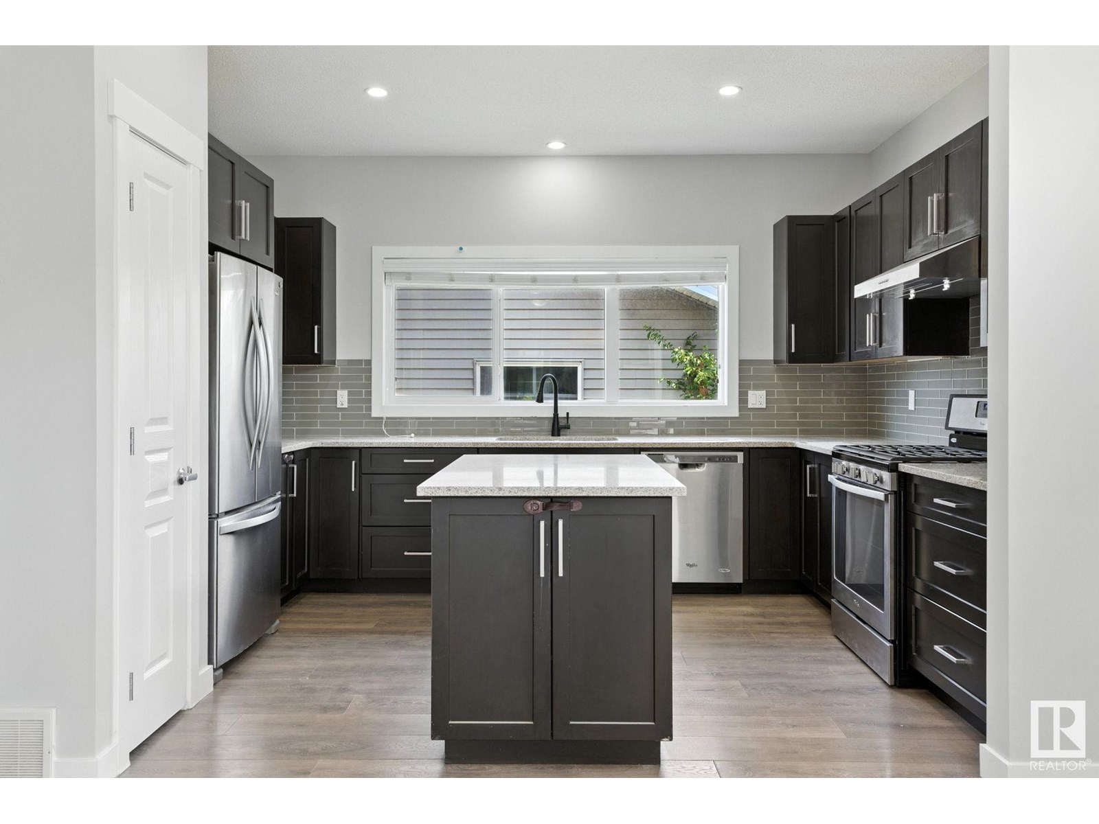Photo 5 of 2033 Cavanagh Dr Sw, Edmonton AB