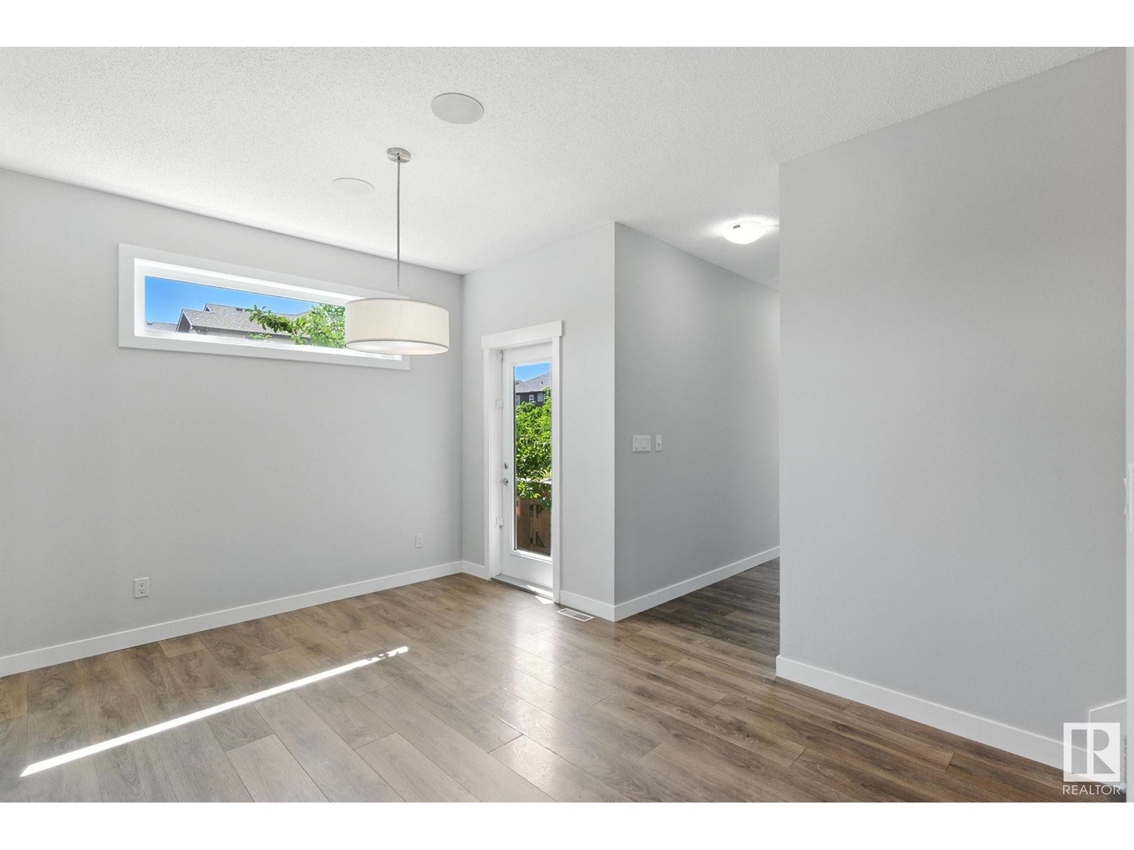 Photo 9 of 2033 Cavanagh Dr Sw, Edmonton AB