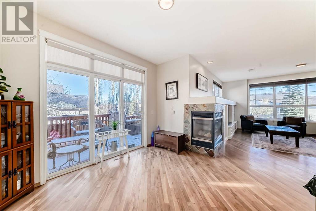Photo 11 of 7 Crestmont Drive Sw, Calgary AB