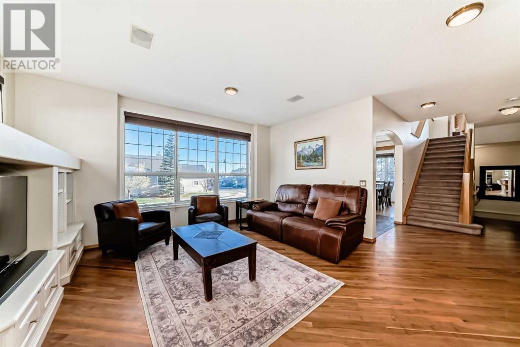 Photo 9 of 7 Crestmont Drive Sw, Calgary AB