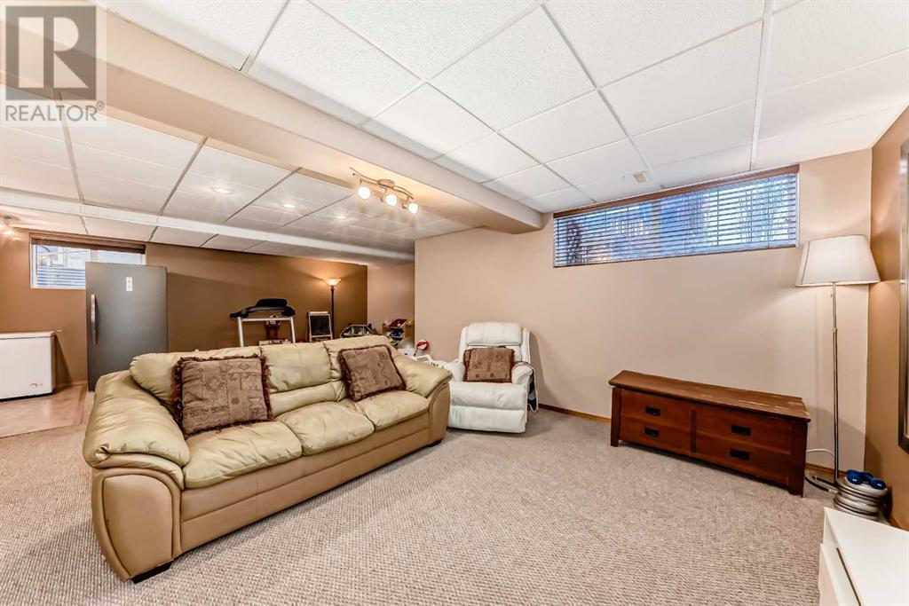 Photo 23 of 7 Crestmont Drive Sw, Calgary AB