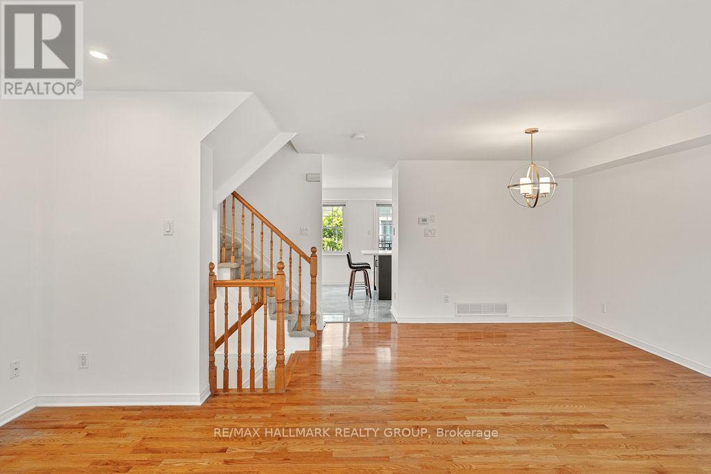 Photo 11 of 15 Georgeton Private, Ottawa ON