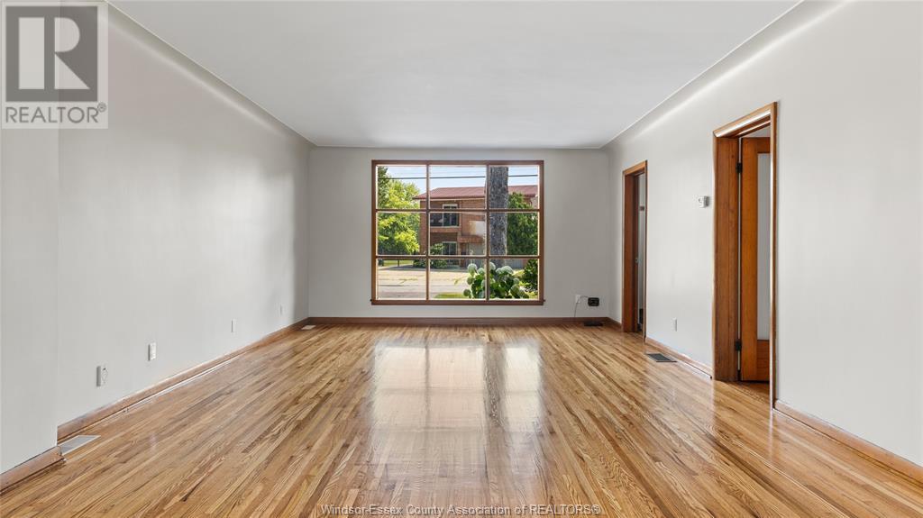 Photo 10 of 527 Jarvis Avenue, Windsor ON