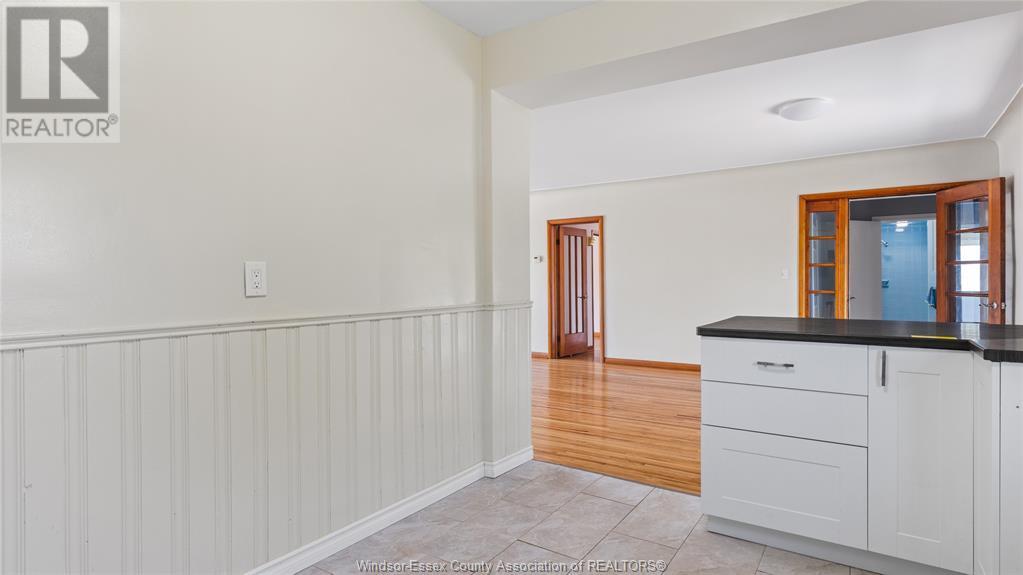 Photo 16 of 527 Jarvis Avenue, Windsor ON