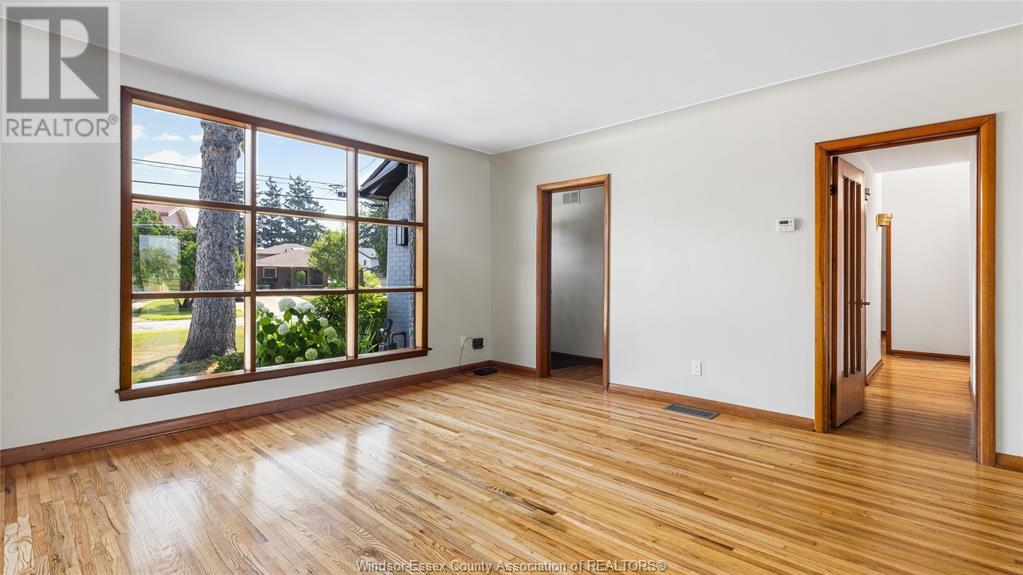 Photo 8 of 527 Jarvis Avenue, Windsor ON