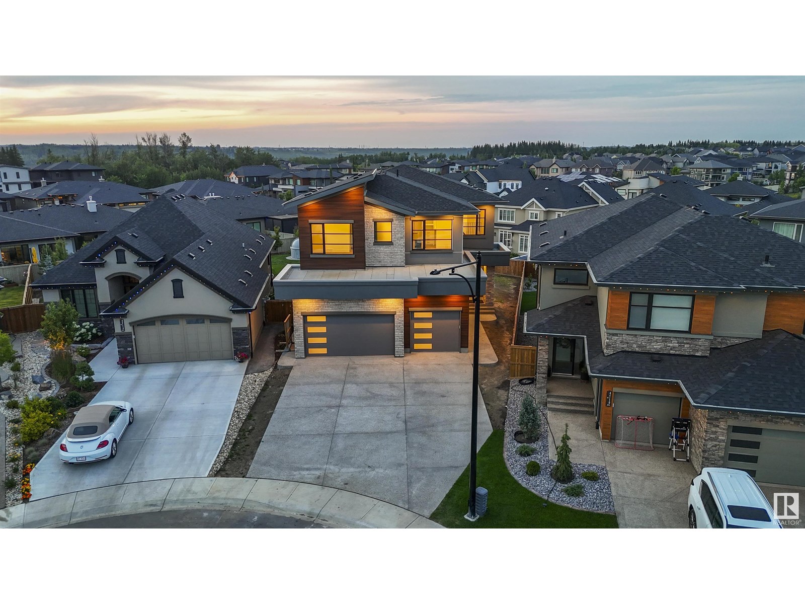 Photo 2 of 4712 Knight Cl Sw, Edmonton AB