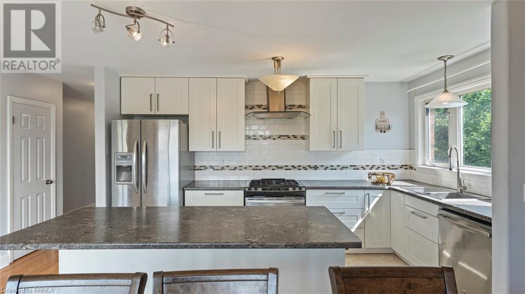 Photo 12 of 598 Colborne Street W, Brantford ON