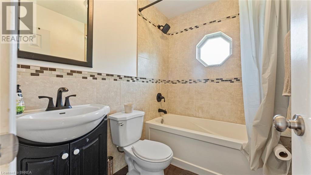 Photo 15 of 598 Colborne Street W, Brantford ON