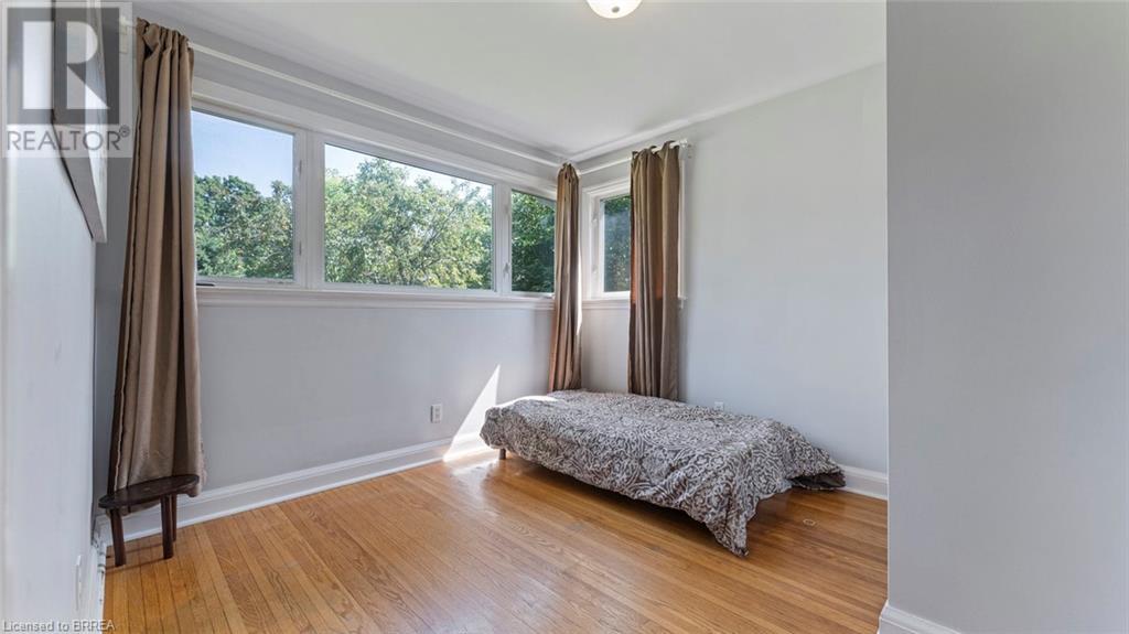 Photo 16 of 598 Colborne Street W, Brantford ON