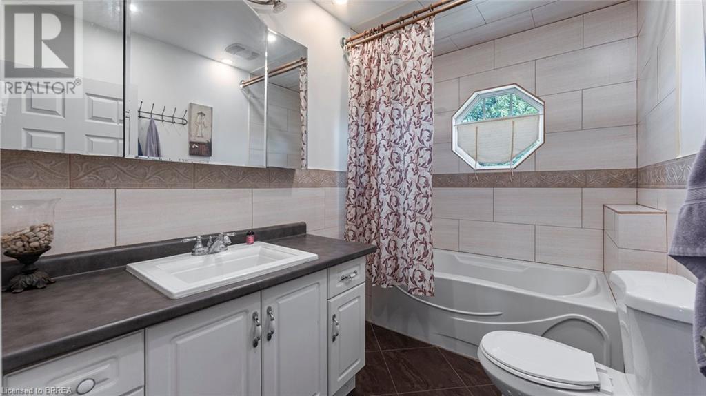 Photo 17 of 598 Colborne Street W, Brantford ON