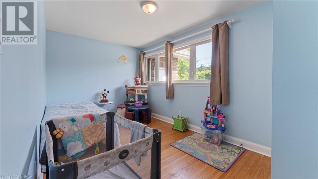 Photo 18 of 598 Colborne Street W, Brantford ON