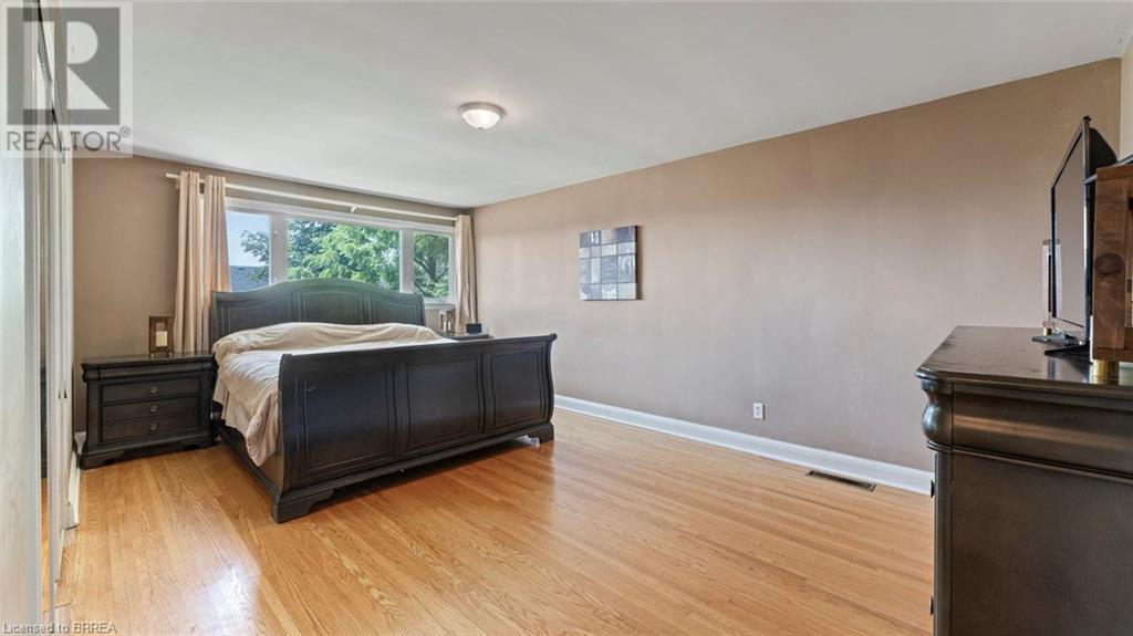 Photo 19 of 598 Colborne Street W, Brantford ON