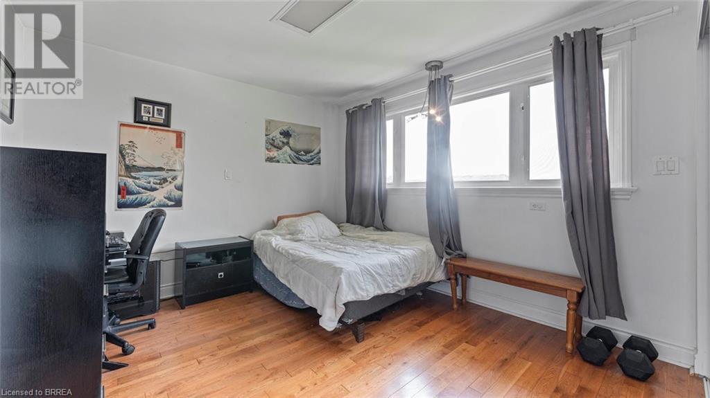 Photo 20 of 598 Colborne Street W, Brantford ON