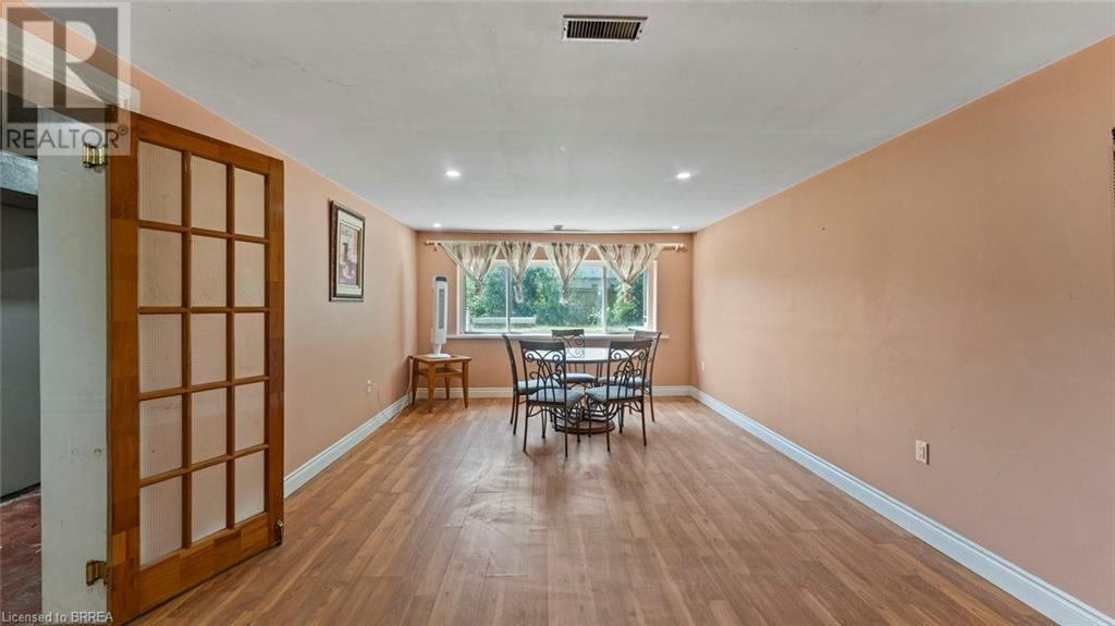 Photo 23 of 598 Colborne Street W, Brantford ON