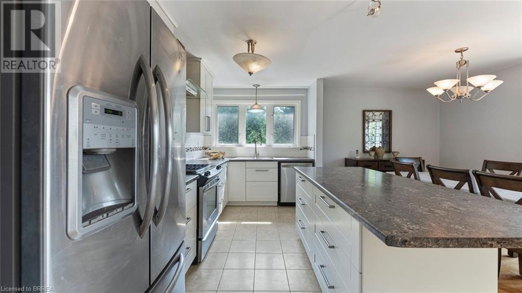 Photo 9 of 598 Colborne Street W, Brantford ON