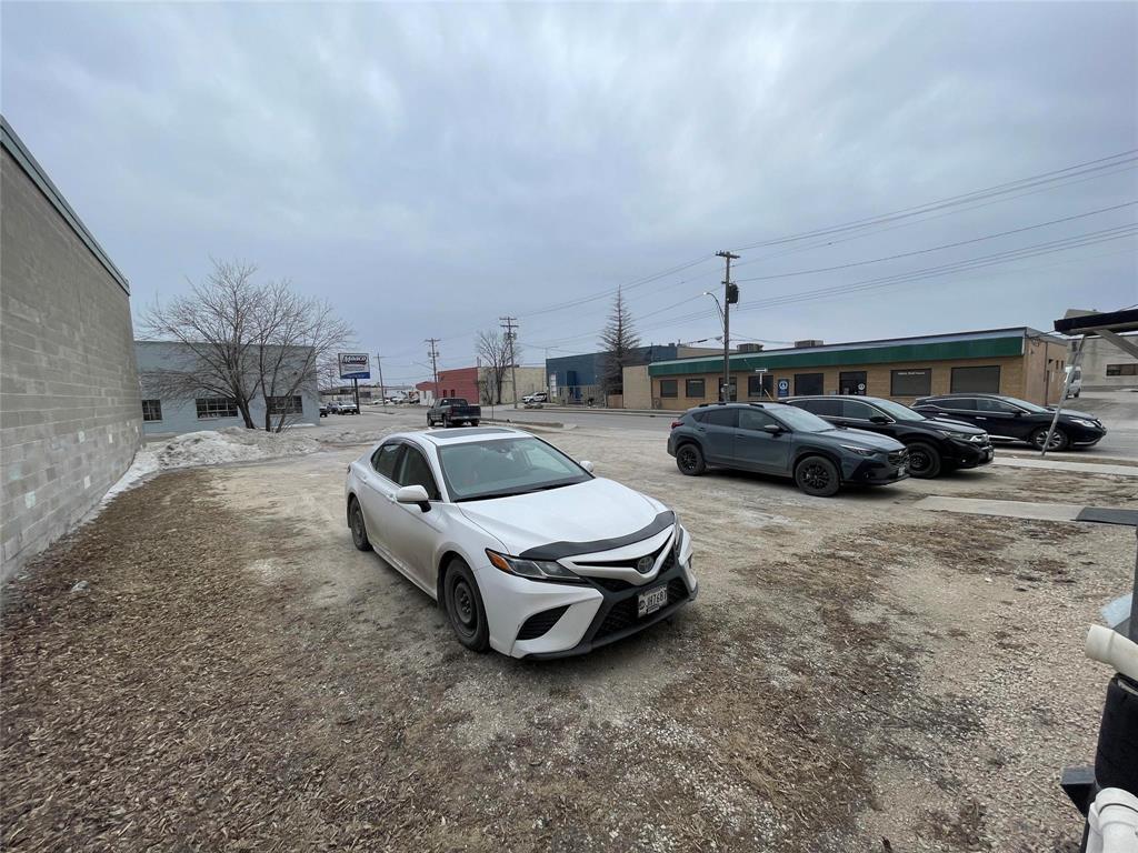 Photo 4 of 984 Sargent Avenue Avenue, Winnipeg MB