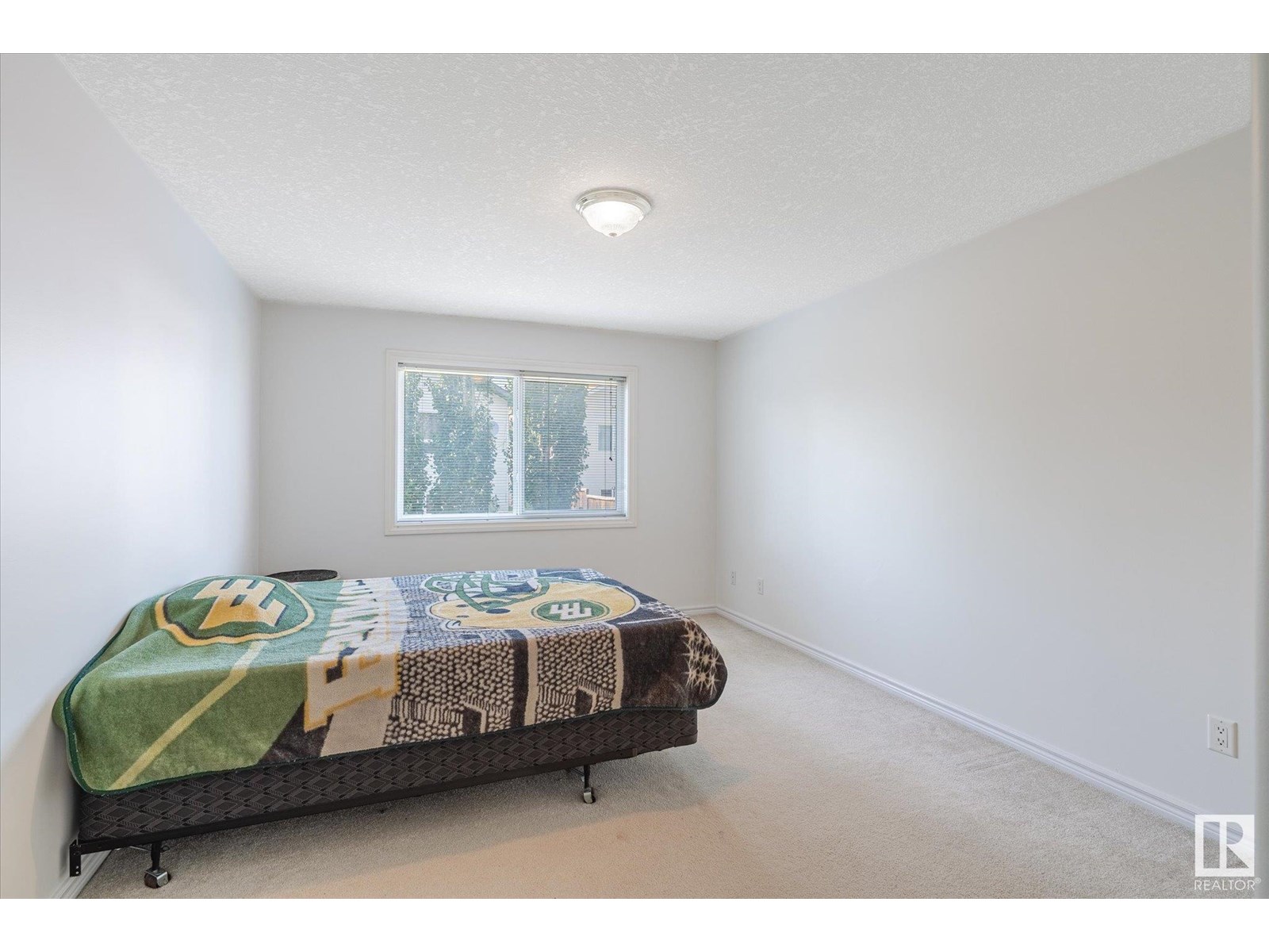 Photo 7 of 16204 51 St Nw, Edmonton AB