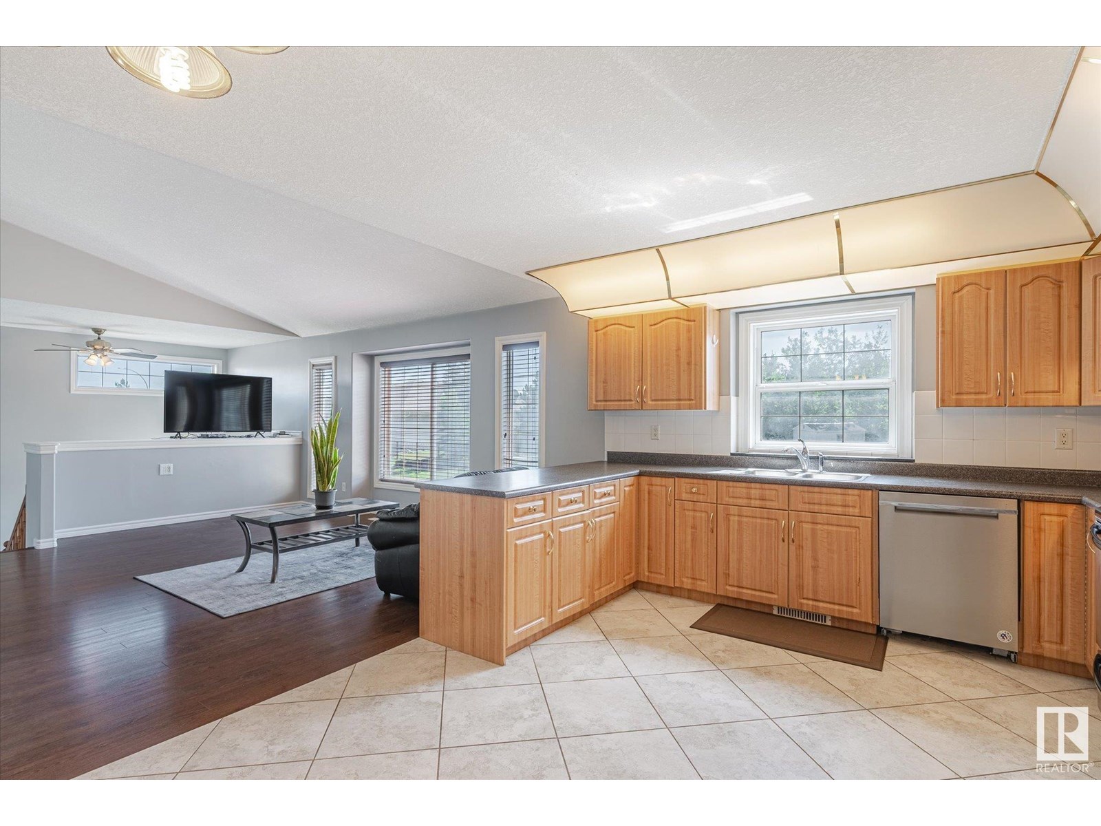 Photo 4 of 16204 51 St Nw, Edmonton AB