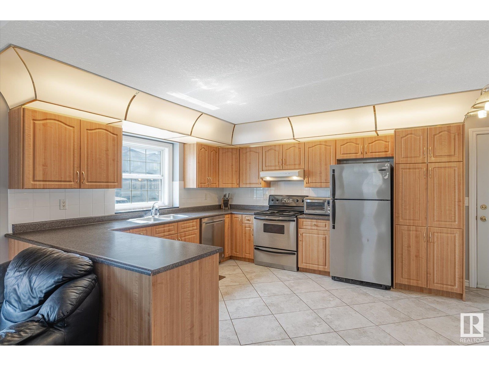 Photo 5 of 16204 51 St Nw, Edmonton AB