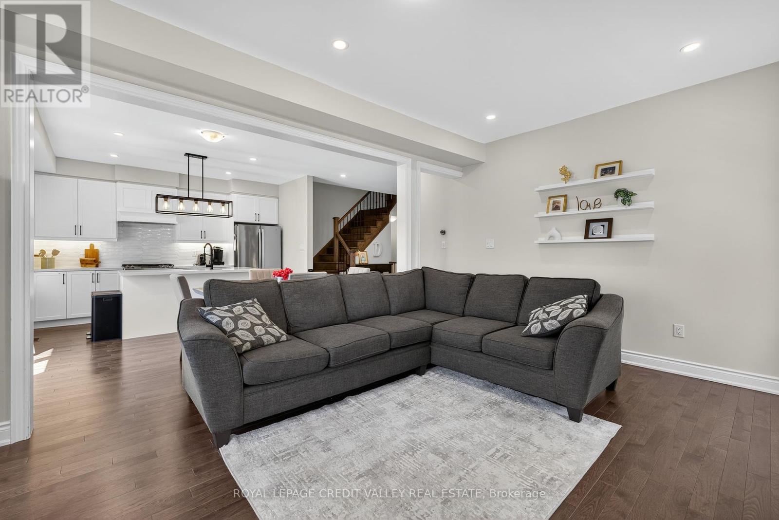Photo 18 of 29 Janes Crescent, New Tecumseth ON