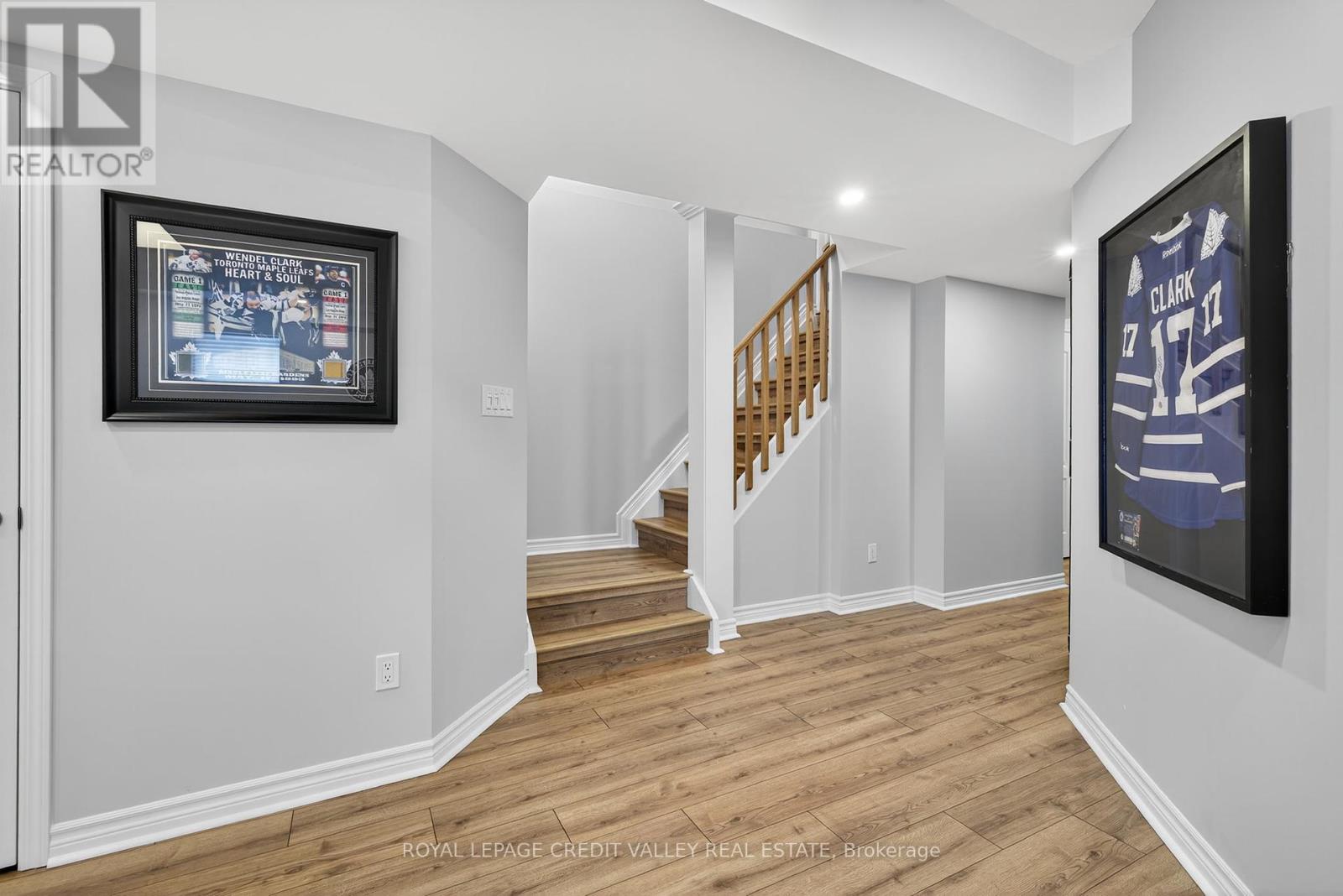 Photo 10 of 29 Janes Crescent, New Tecumseth ON