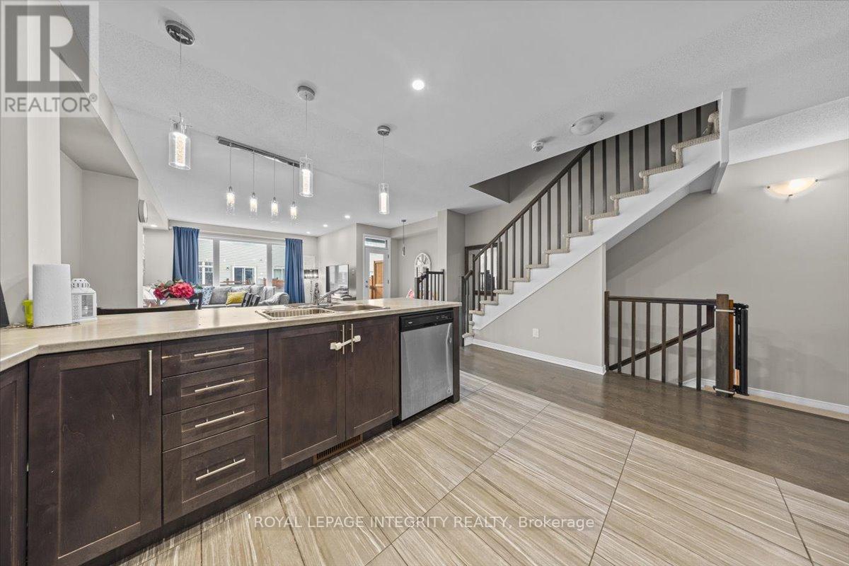 Photo 3 of 14 Hackney Private, Ottawa ON