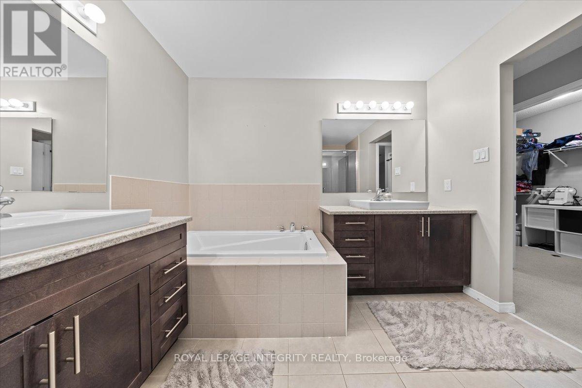 Photo 25 of 14 Hackney Private, Ottawa ON