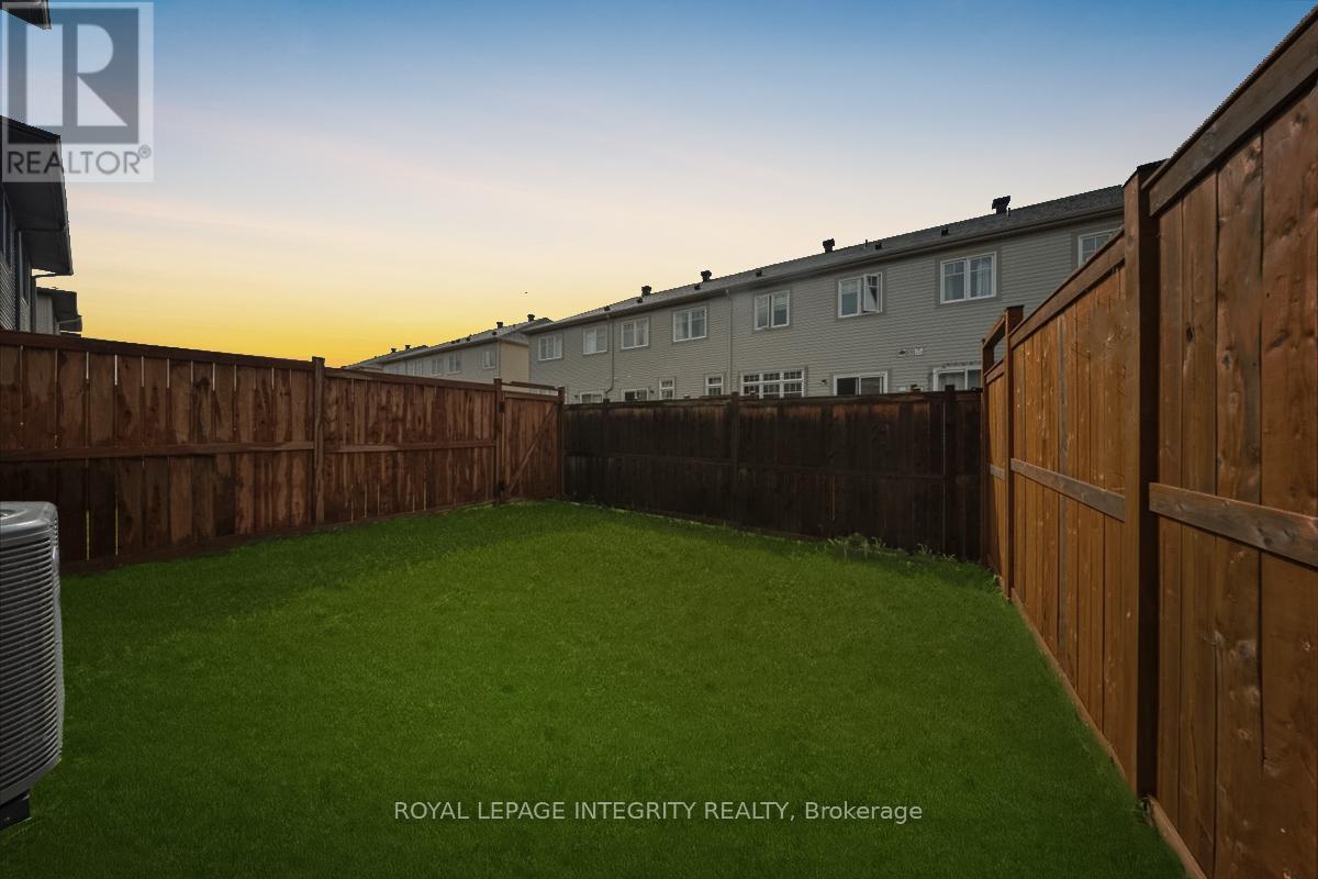 Photo 33 of 14 Hackney Private, Ottawa ON