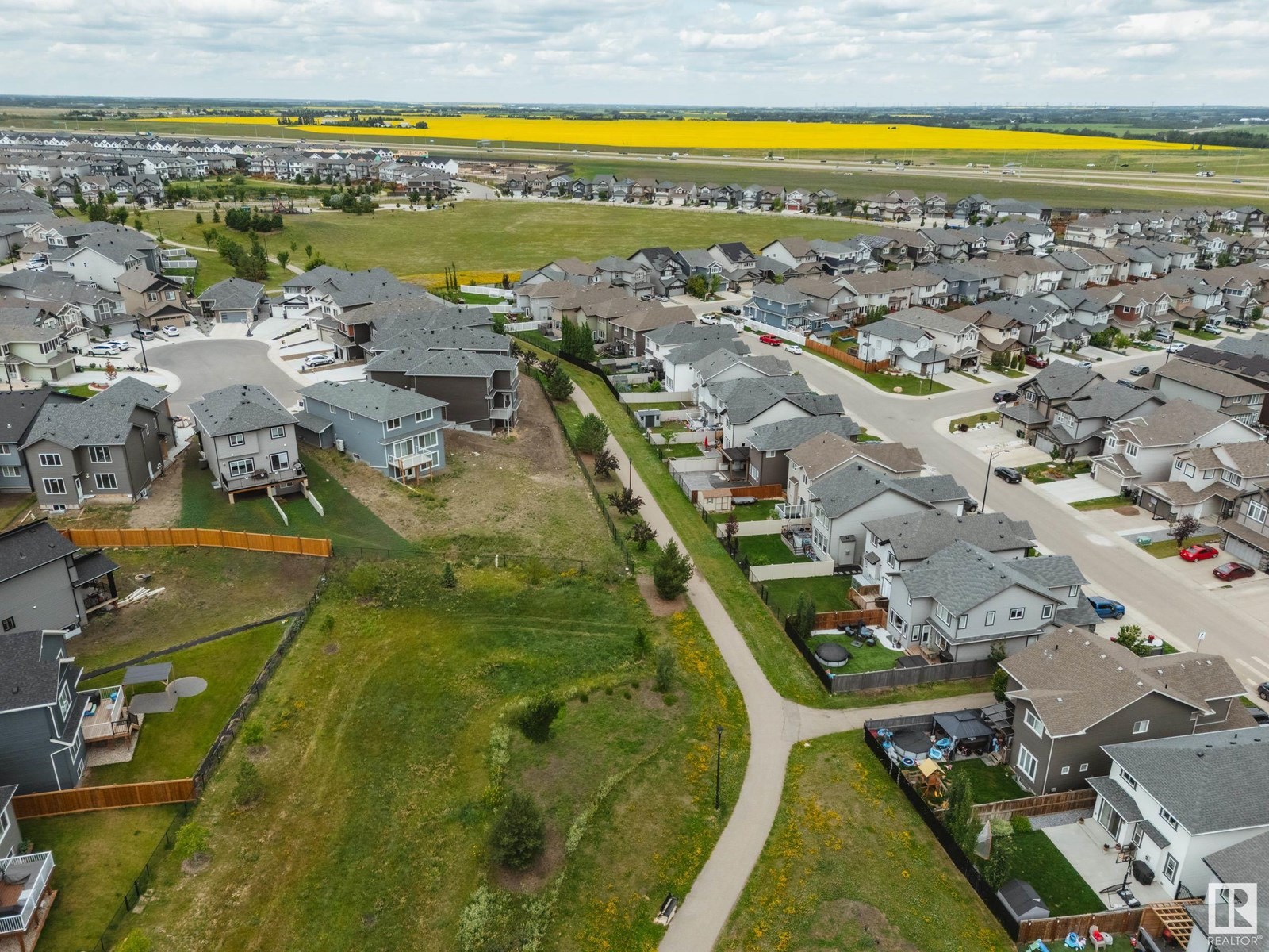 Photo 3 of 17044 43 St Nw, Edmonton AB