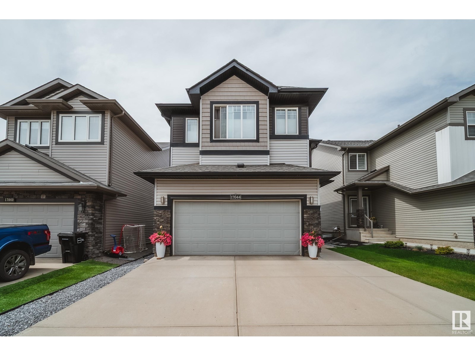 Photo 2 of 17044 43 St Nw, Edmonton AB