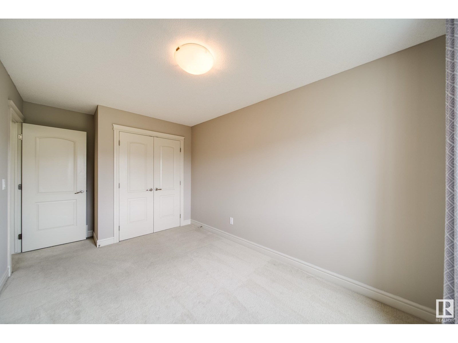 Photo 25 of 17044 43 St Nw, Edmonton AB