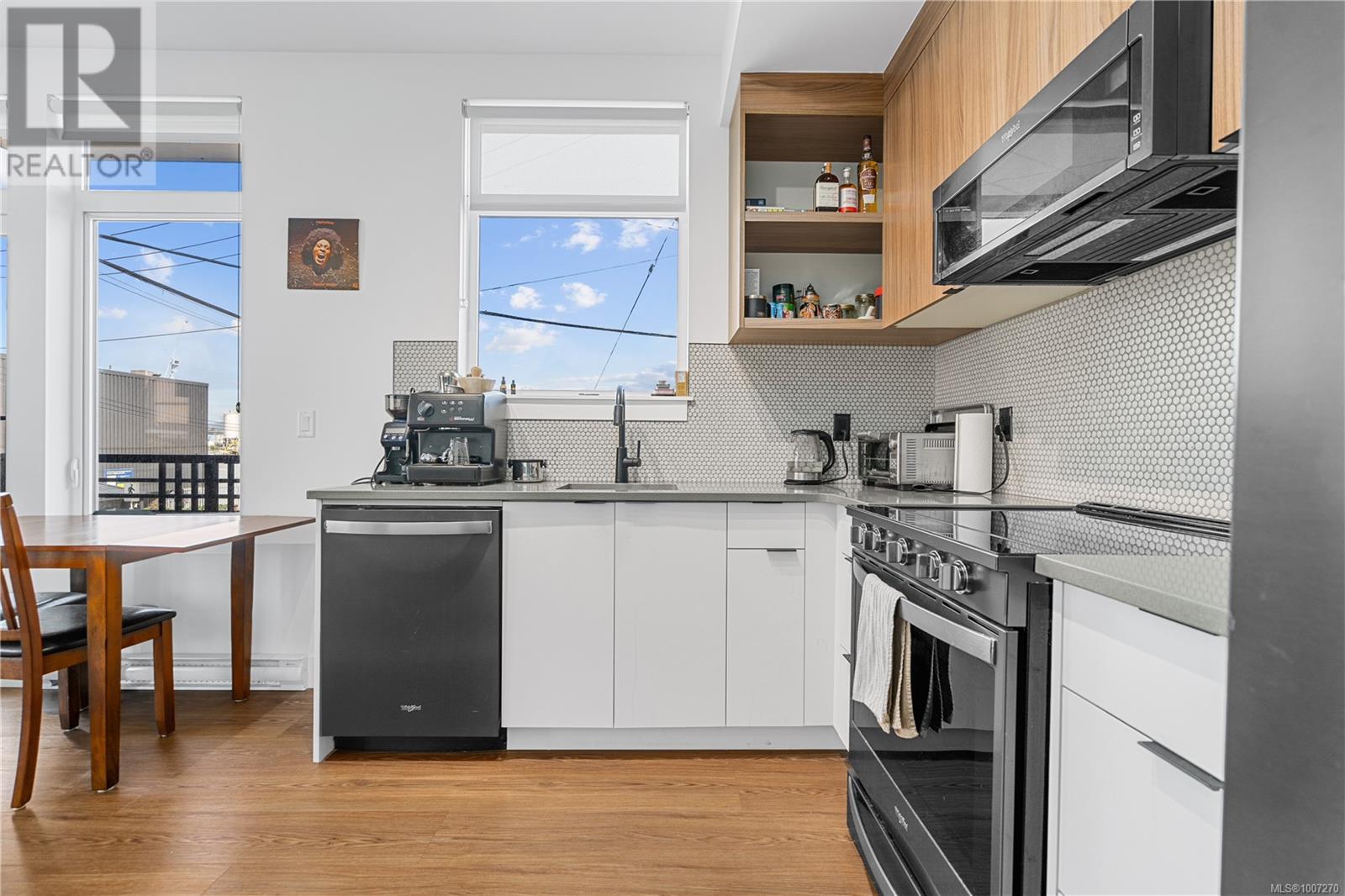 Photo 4 of 201 515 Chatham St, Victoria BC