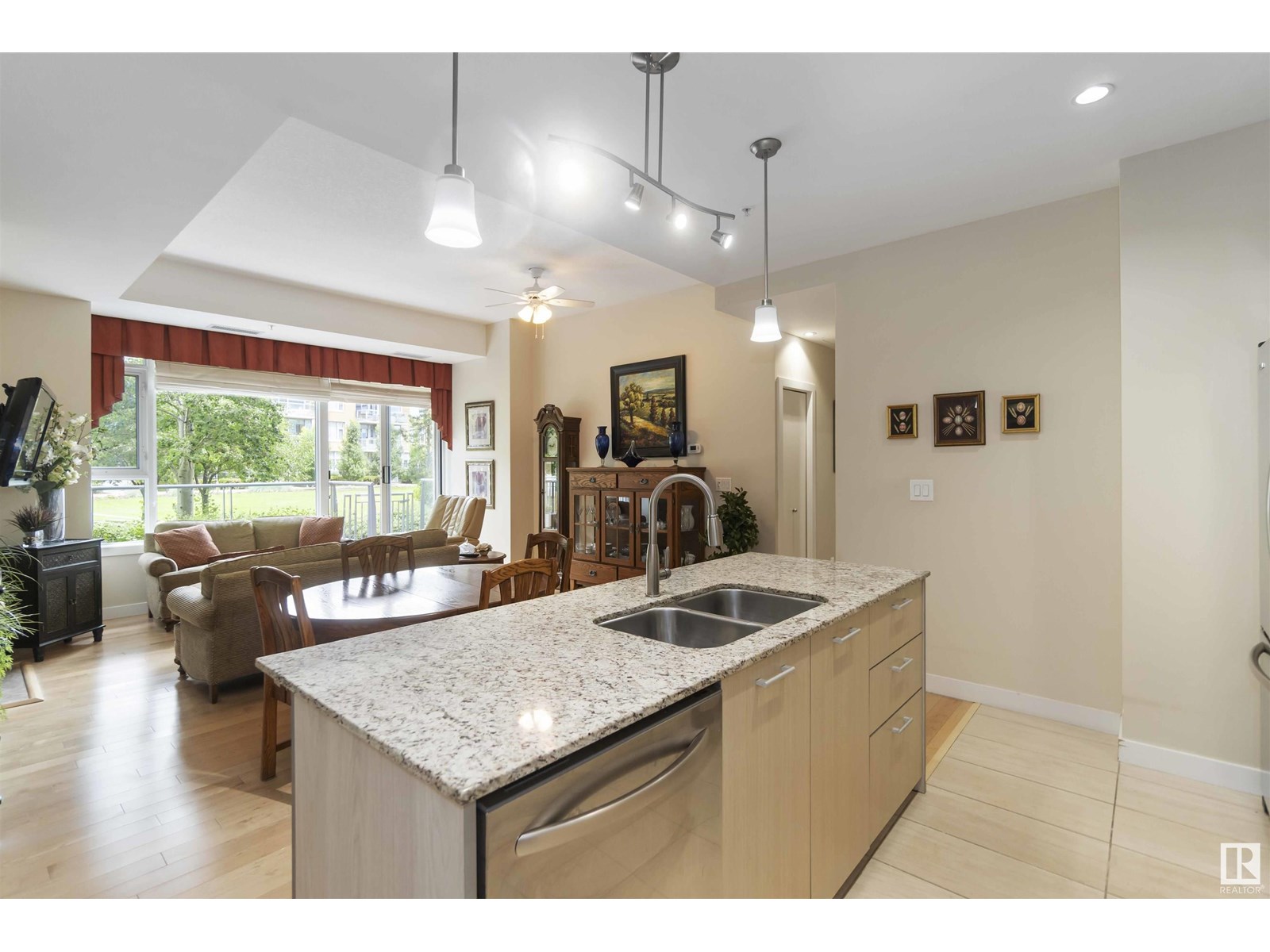 Photo 9 of 108 2504 109 St Nw, Edmonton AB
