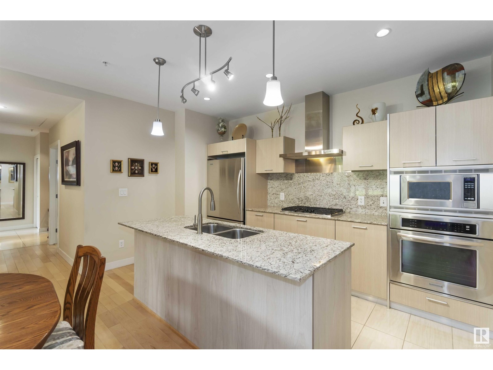 Photo 8 of 108 2504 109 St Nw, Edmonton AB
