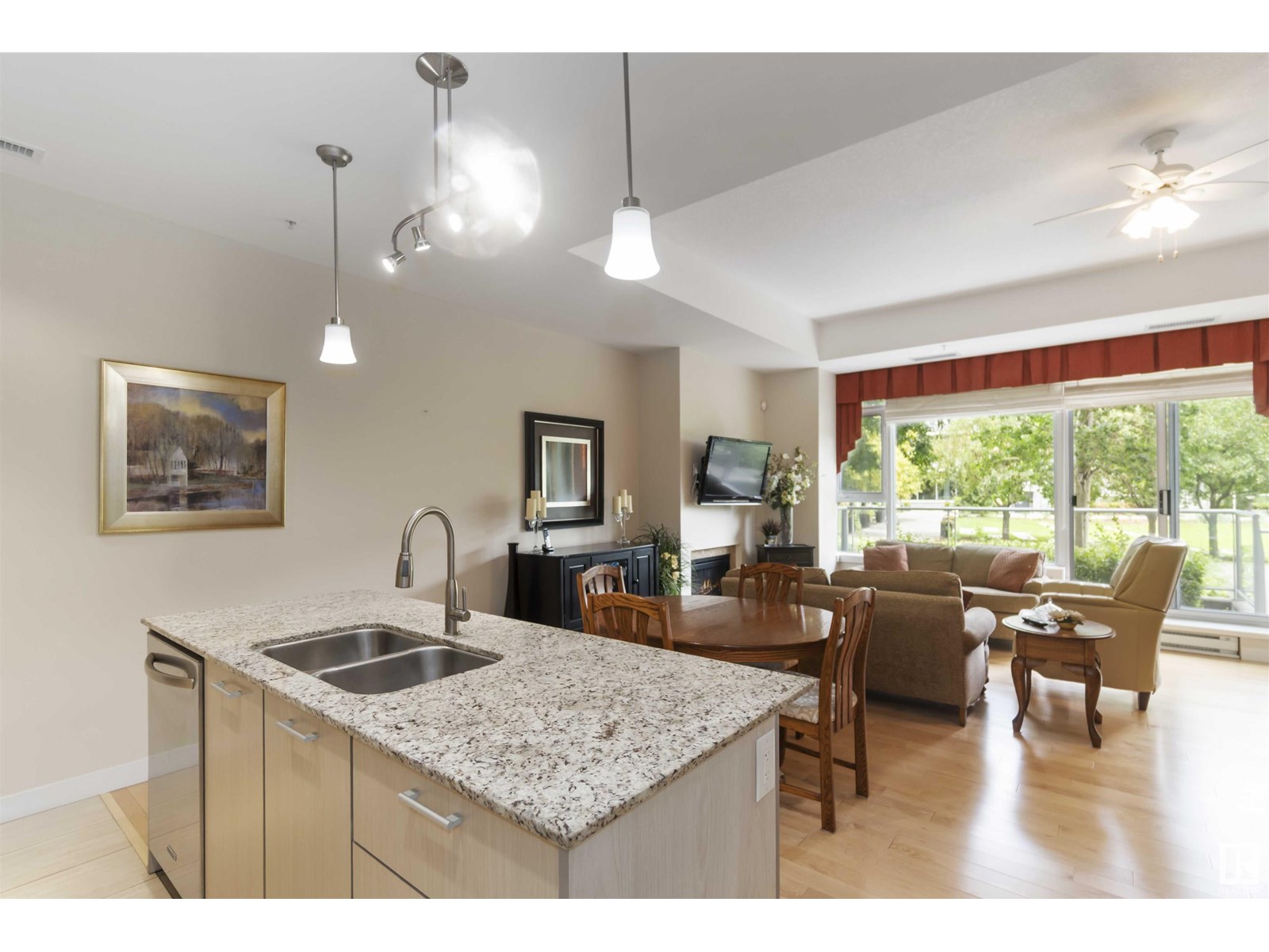 Photo 11 of 108 2504 109 St Nw, Edmonton AB