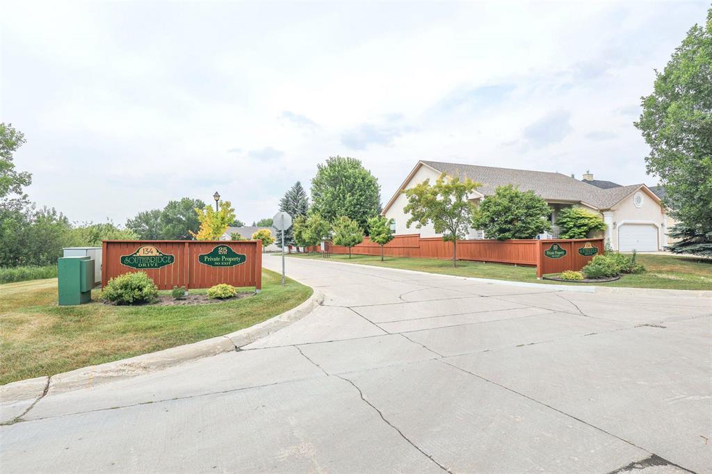 Photo 3 of 10 134 Southbridge Drive, Winnipeg MB