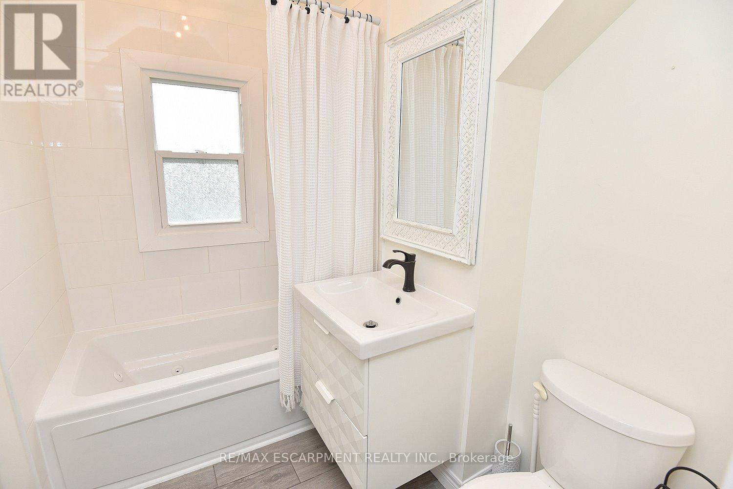 Single Family House for Sale in  DUNKIRK AVENUE Hamilton (Rosedale) 
