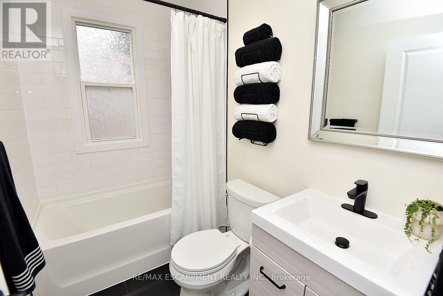 Single Family House for Sale in  DUNKIRK AVENUE Hamilton (Rosedale) 
