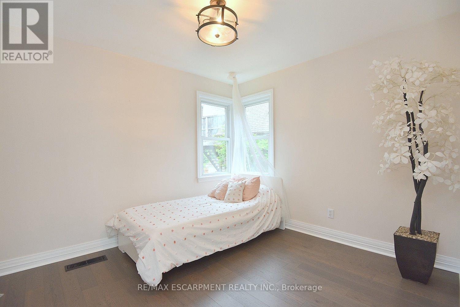 Single Family House for Sale in  DUNKIRK AVENUE Hamilton (Rosedale) 