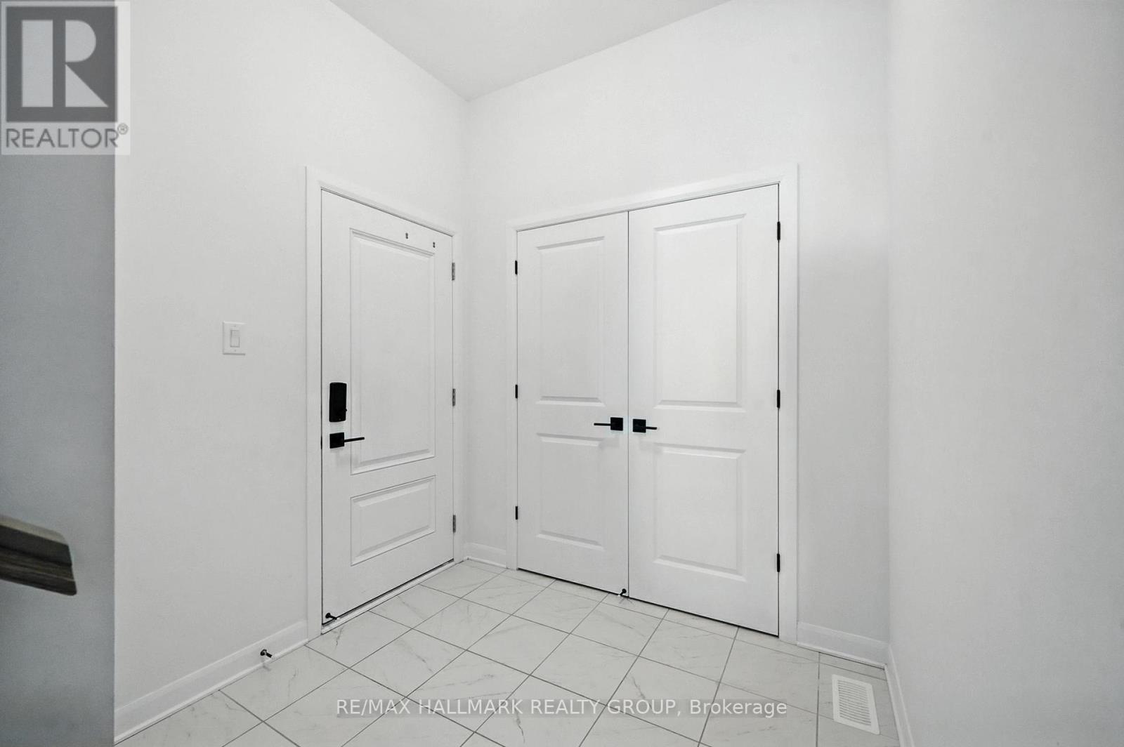 Photo 34 of 547 Anchor Circle, Ottawa ON