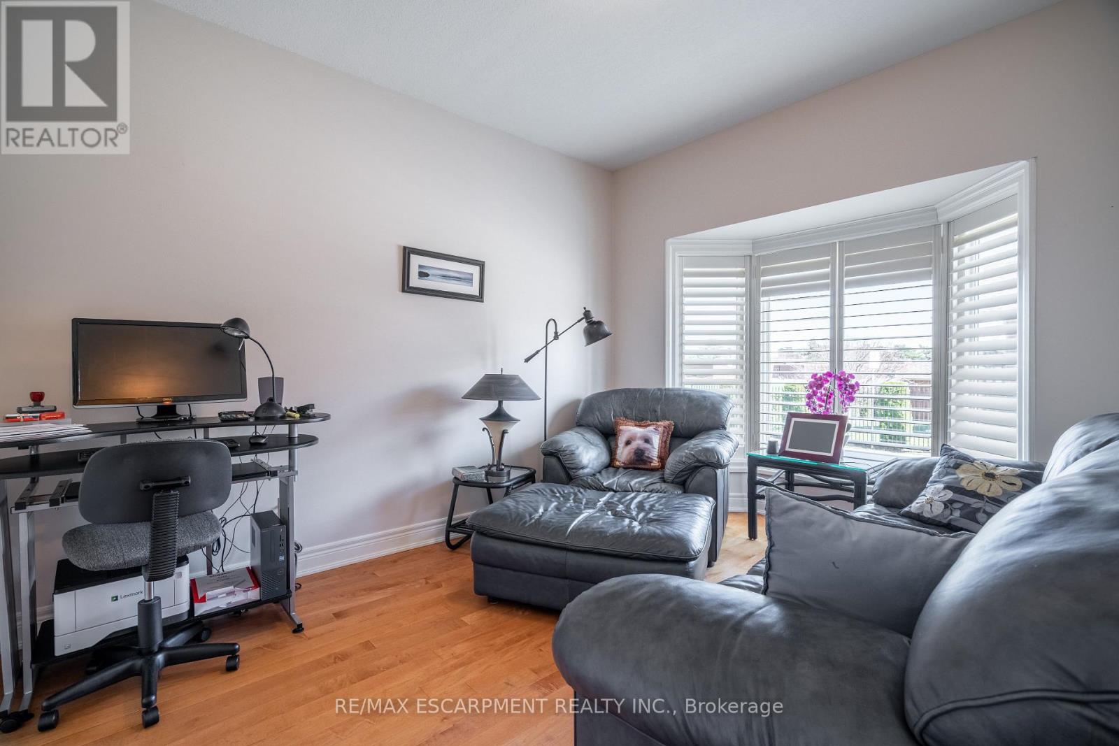 Photo 4 of 10 10 Greenbrook Drive, Hamilton ON