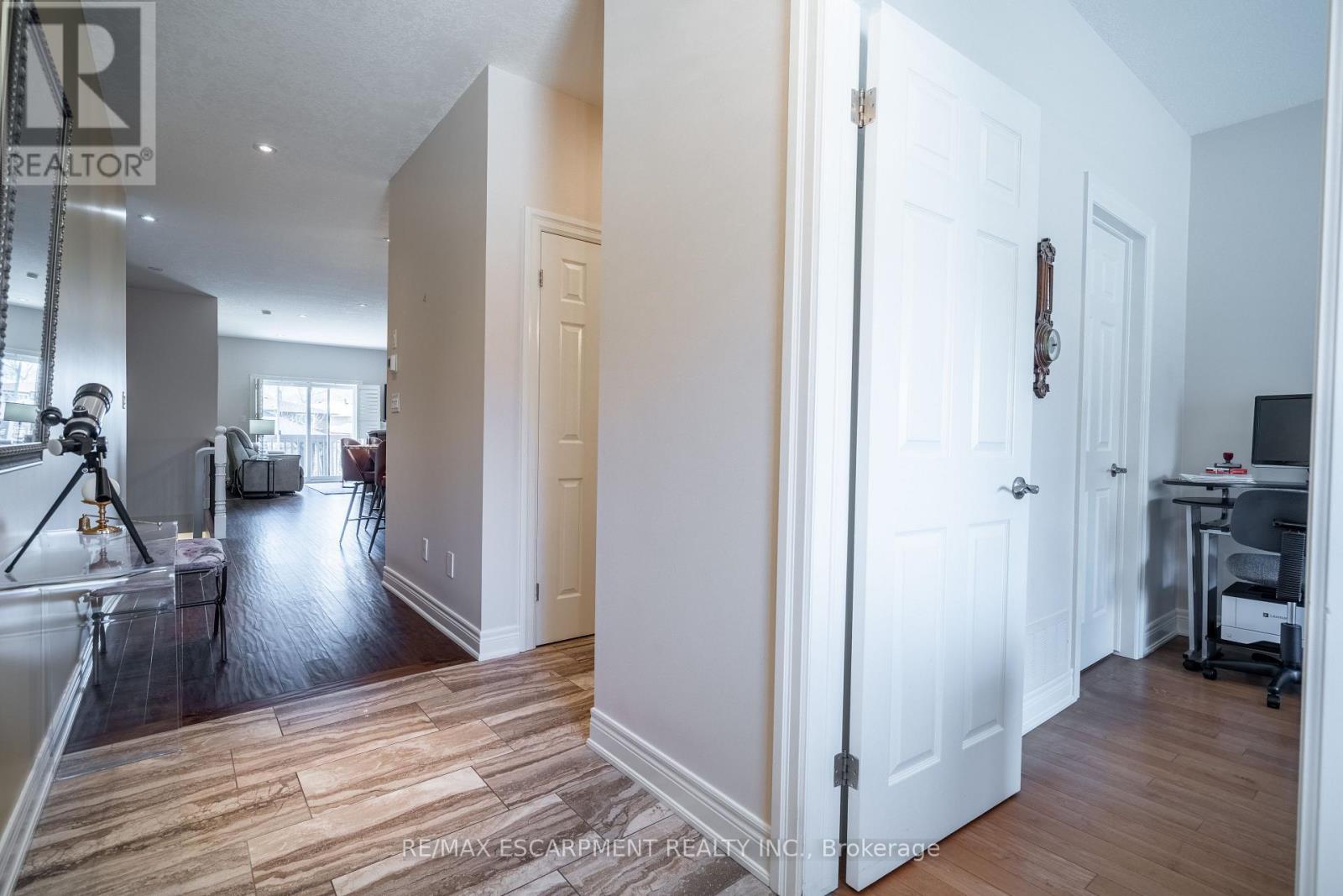 Photo 7 of 10 10 Greenbrook Drive, Hamilton ON