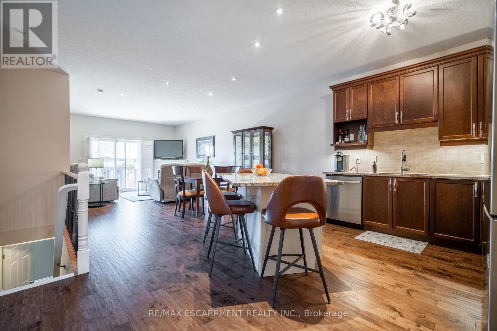 Photo 5 of 10 10 Greenbrook Drive, Hamilton ON