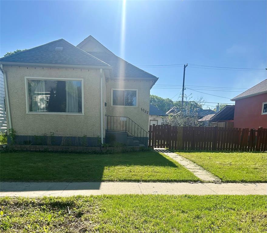 Photo 2 of 1057 Sherburn Street, Winnipeg MB