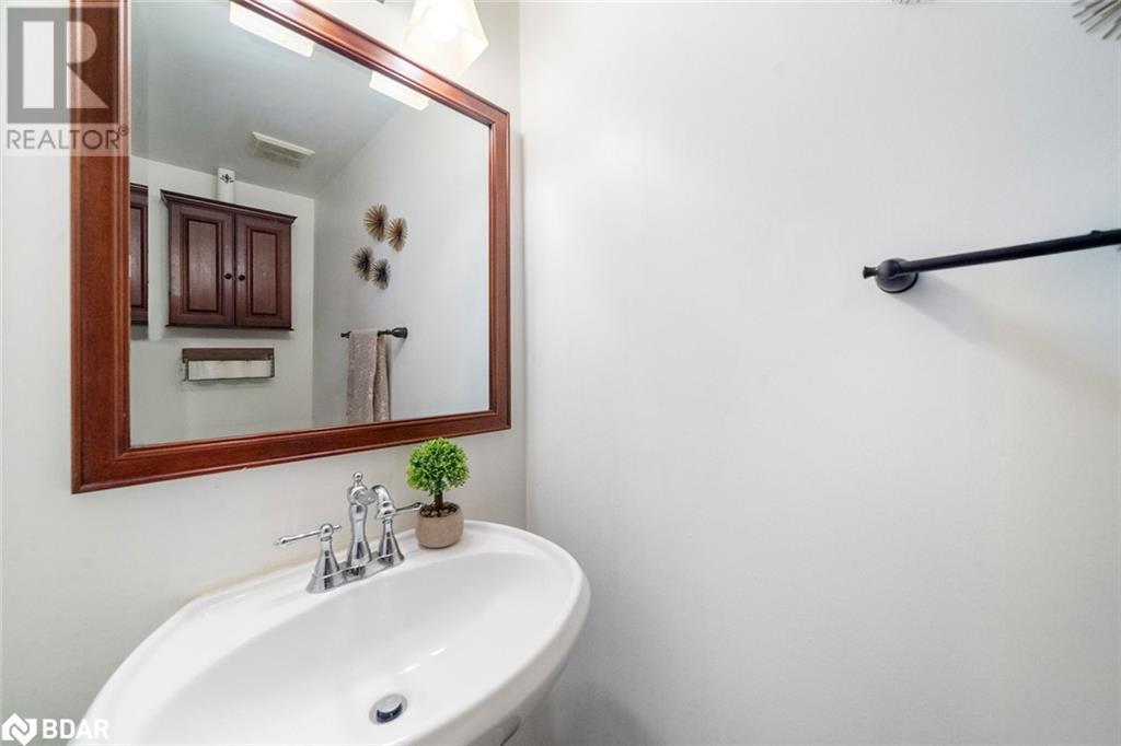 Photo 33 of 11 Mckenzie Crescent, Barrie ON